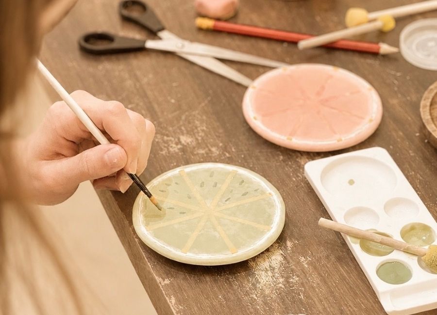 Experiència creativa pintant ceràmica al taller de Barcelona